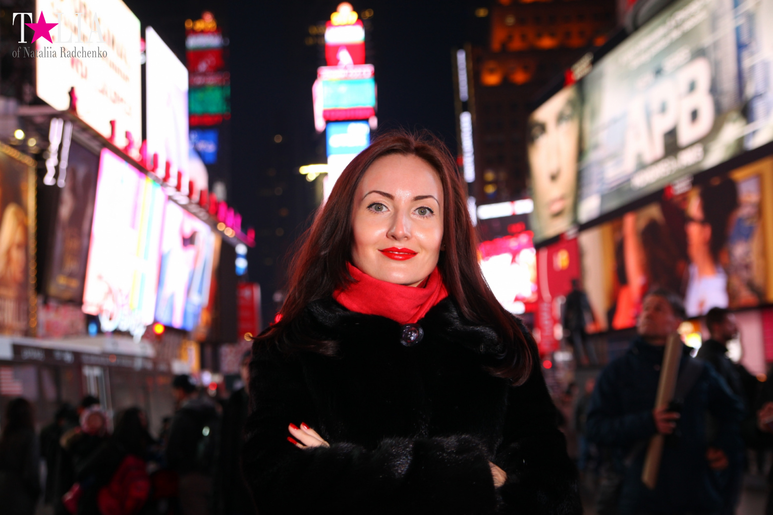 Скульптура Сердце ко Дню Святого Валентина и Красные Ступеньки Даффи на Таймс Сквер