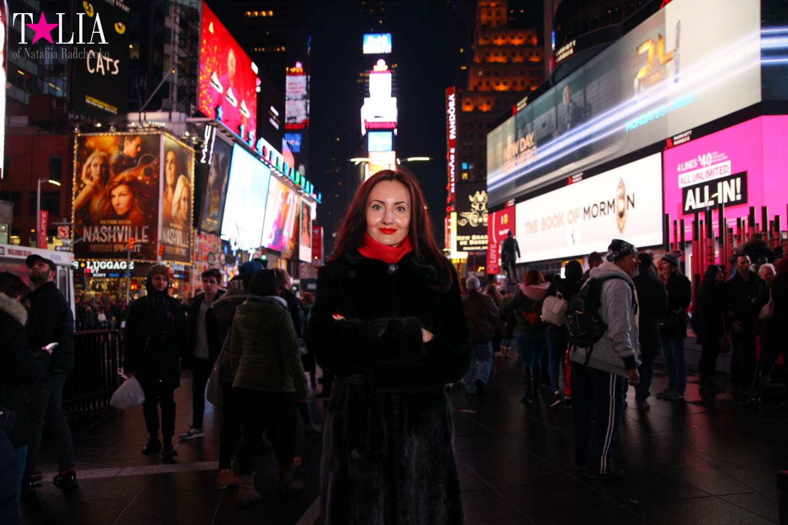 Скульптура Сердце ко Дню Святого Валентина и Красные Ступеньки Даффи на Таймс Сквер