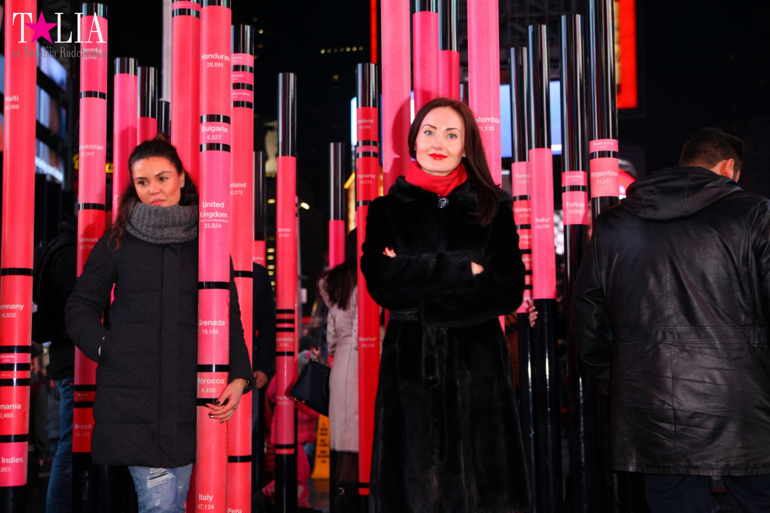 Скульптура Сердце ко Дню Святого Валентина и Красные Ступеньки Даффи на Таймс Сквер