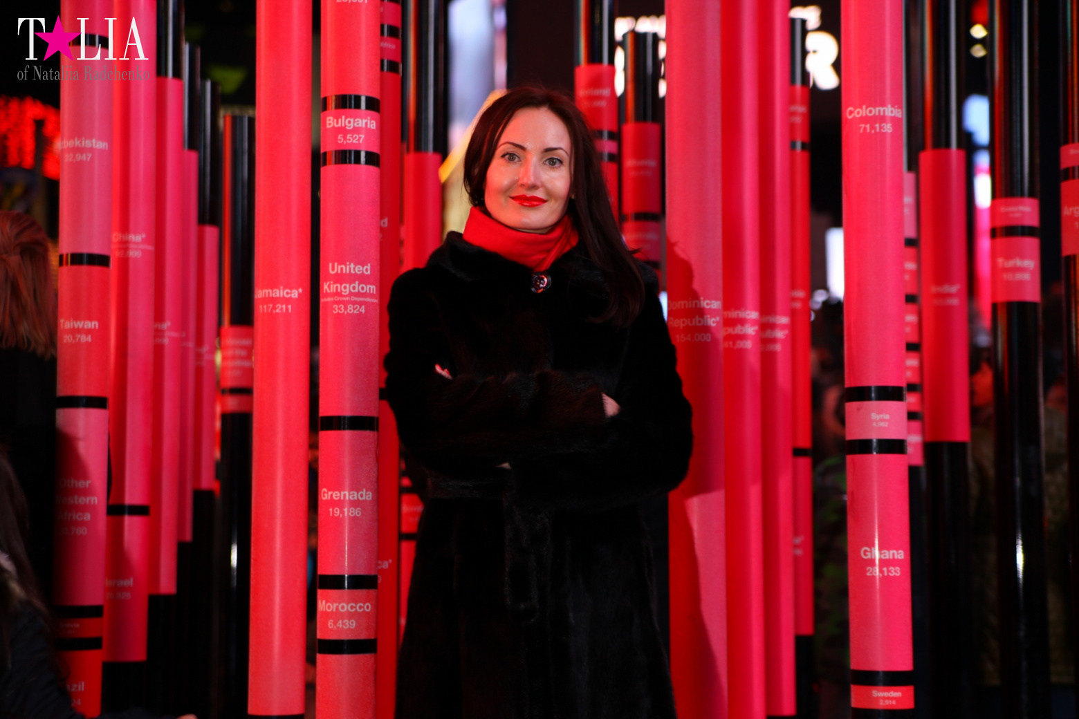 Скульптура Сердце ко Дню Святого Валентина и Красные Ступеньки Даффи на Таймс Сквер