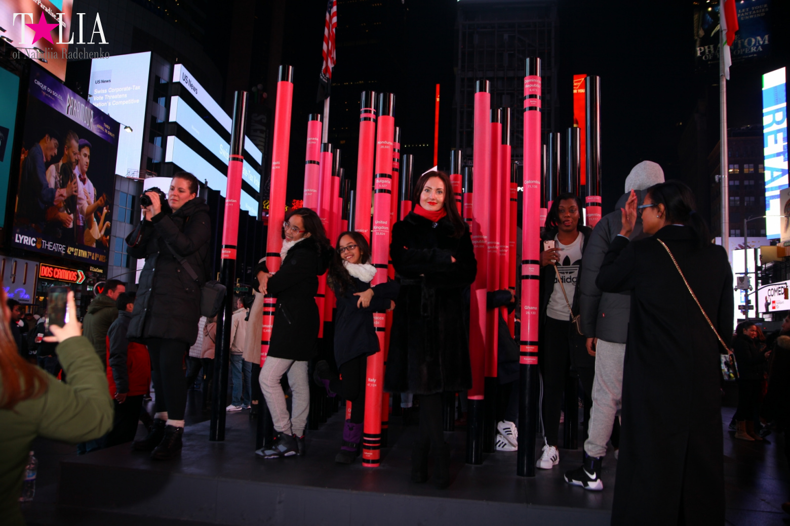 Скульптура Сердце ко Дню Святого Валентина и Красные Ступеньки Даффи на Таймс Сквер