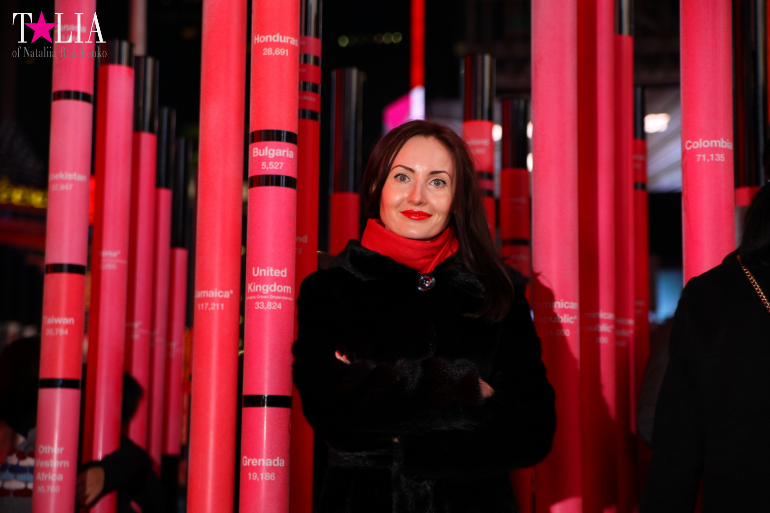 Скульптура Сердце ко Дню Святого Валентина и Красные Ступеньки Даффи на Таймс Сквер