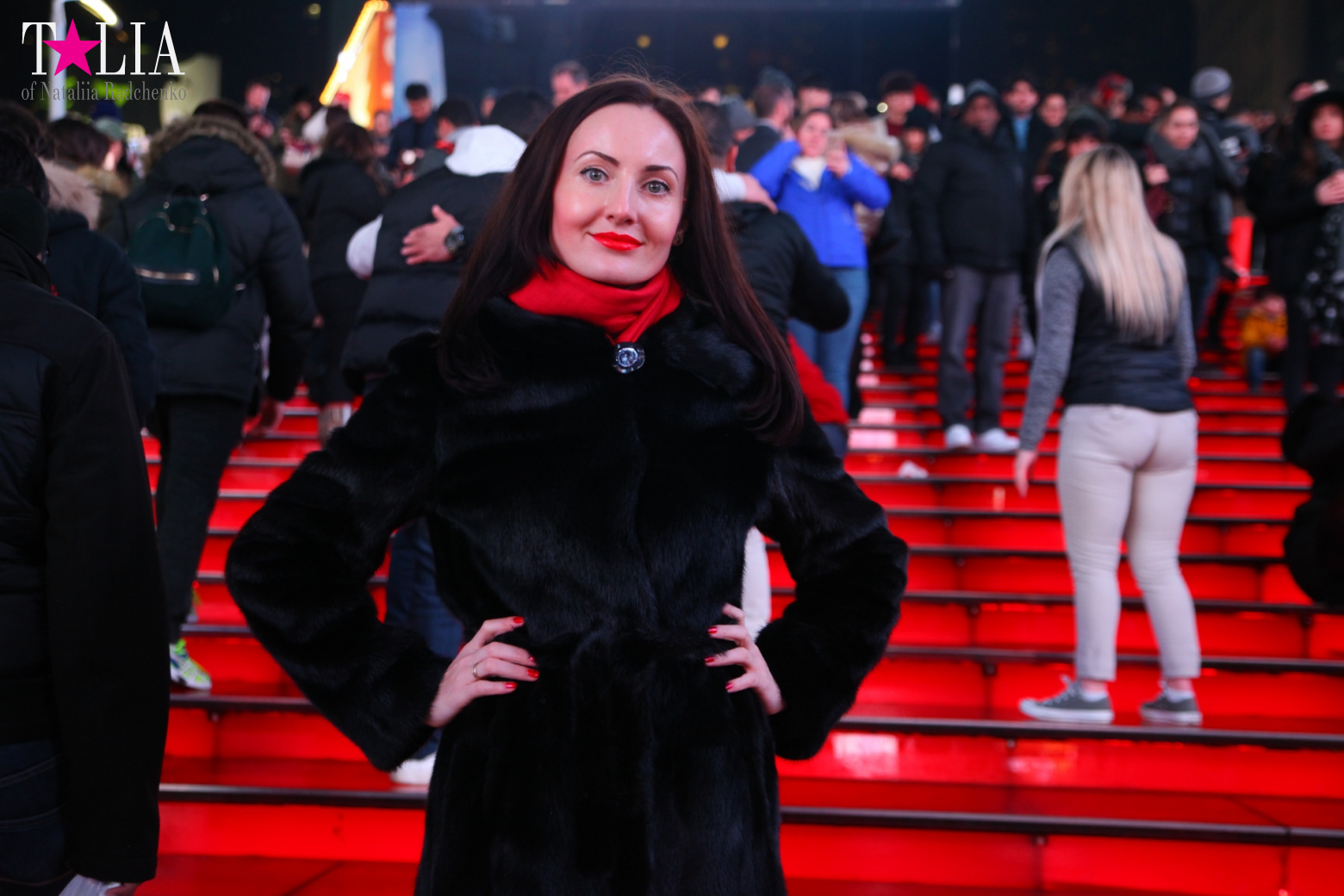 Скульптура Сердце ко Дню Святого Валентина и Красные Ступеньки Даффи на Таймс Сквер