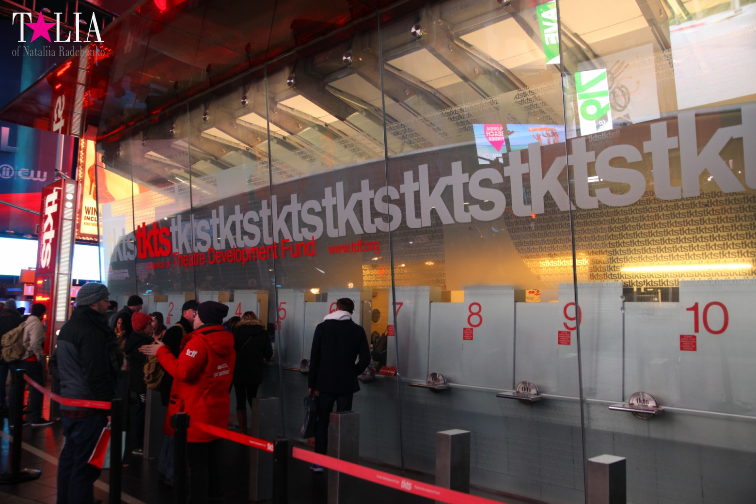 Скульптура Сердце ко Дню Святого Валентина и Красные Ступеньки Даффи на Таймс Сквер