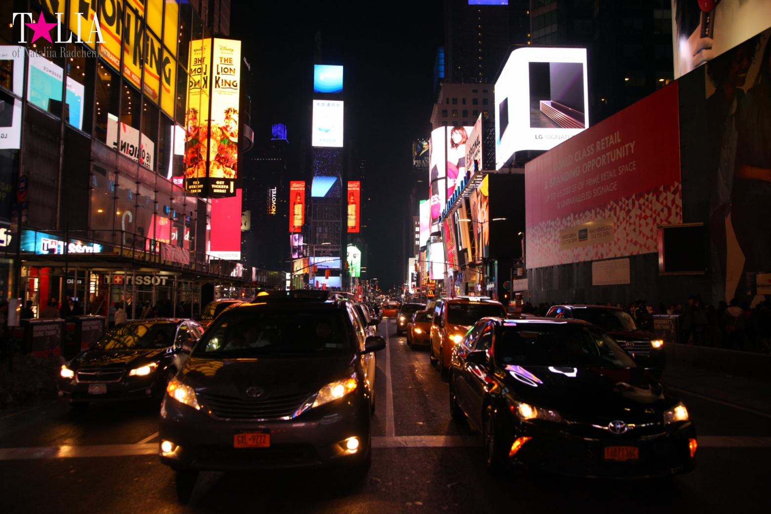 Скульптура Сердце ко Дню Святого Валентина и Красные Ступеньки Даффи на Таймс Сквер