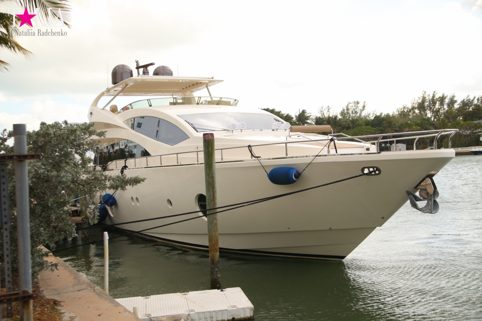 Yachts, Palms, Bay - The promenade of Middle Miami Beach, Collins Avenue