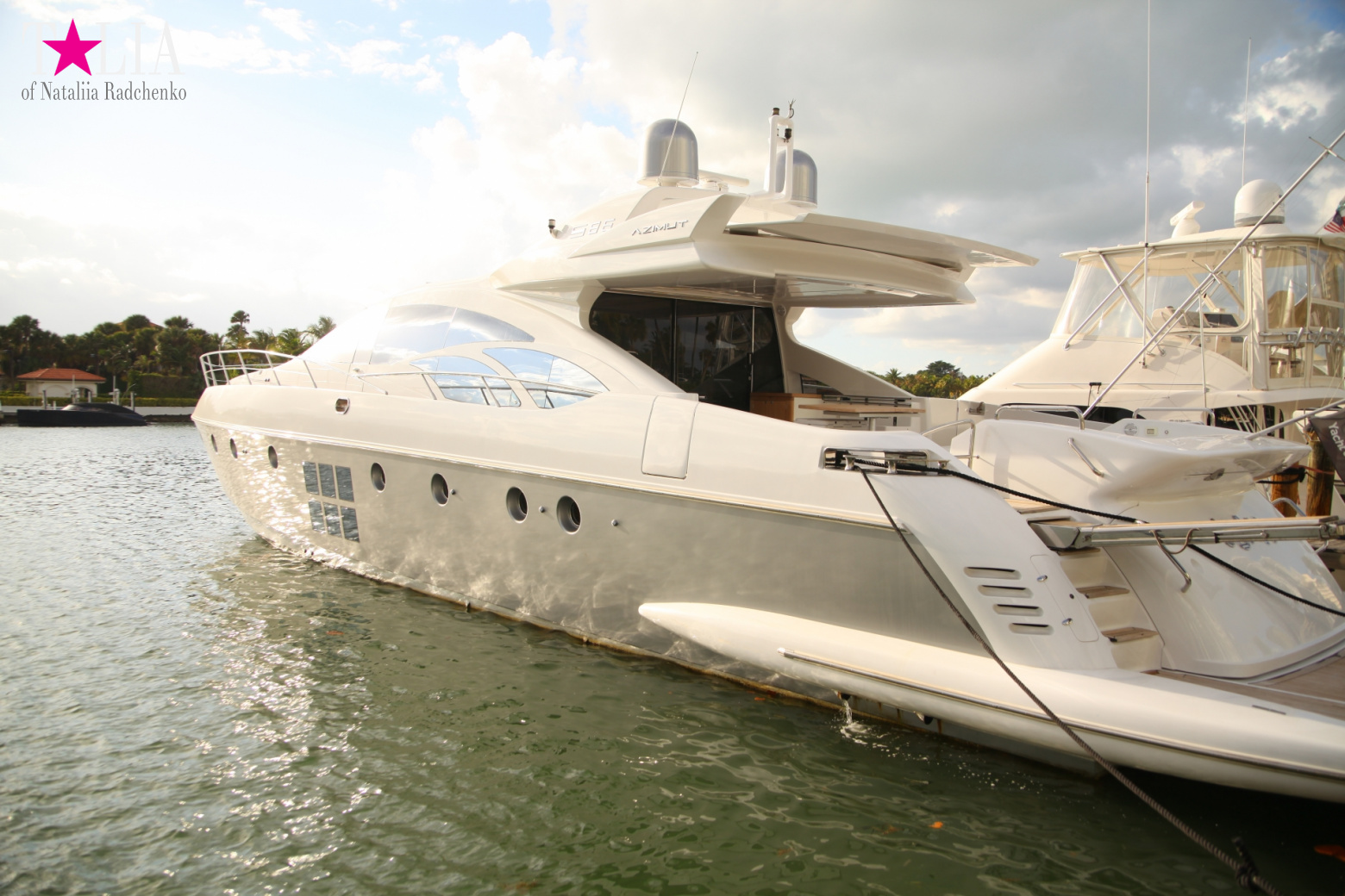 Yachts, Palms, Bay - The promenade of Middle Miami Beach, Collins Avenue