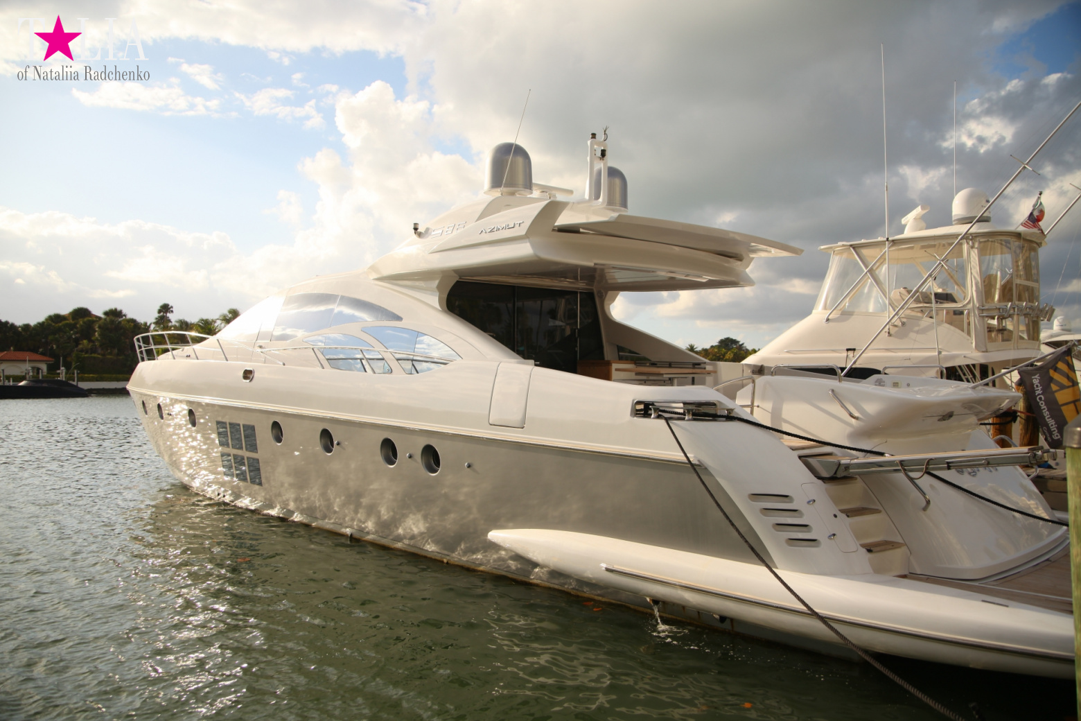 Yachts, Palms, Bay - The promenade of Middle Miami Beach, Collins Avenue